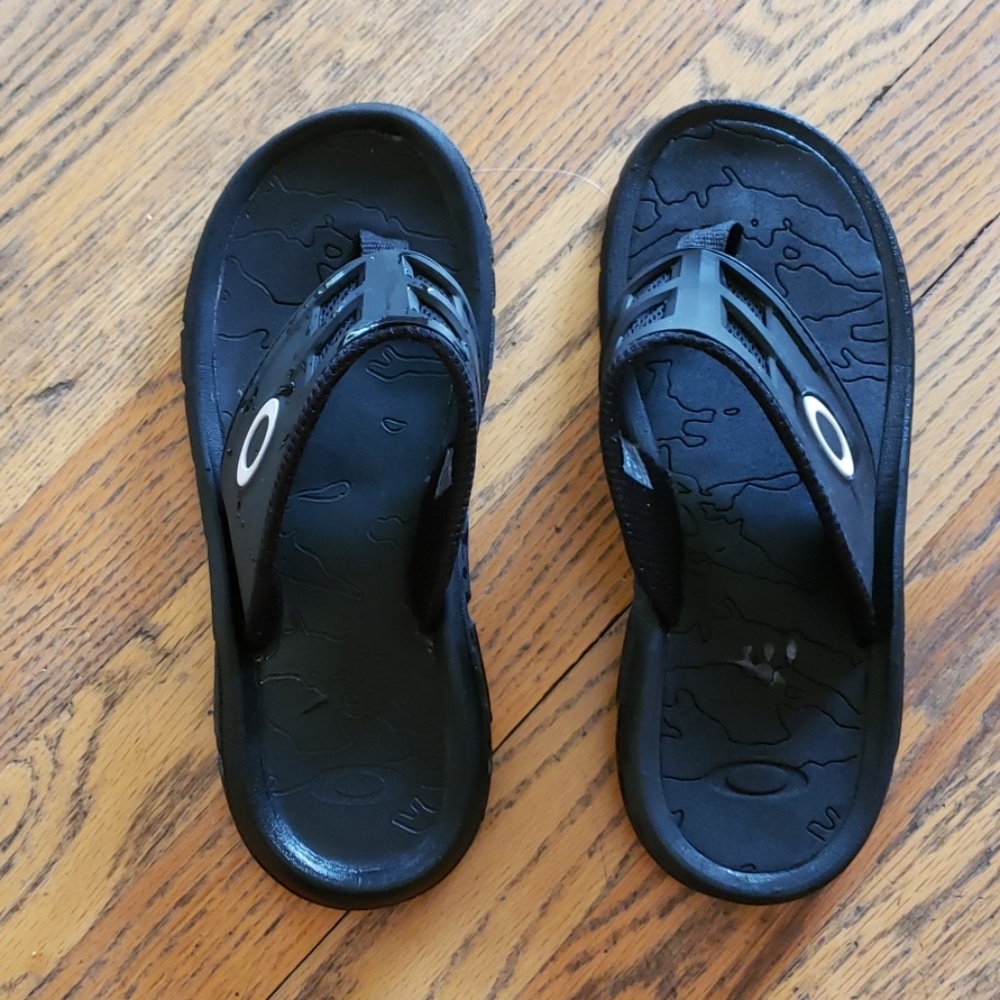 Near new Oakley Flip flops